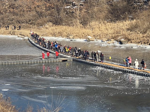철원 한탄강 물윗길 12만명 걸었다.