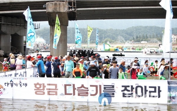 “철원 화강 다슬기축제서 폭염 날리세요”